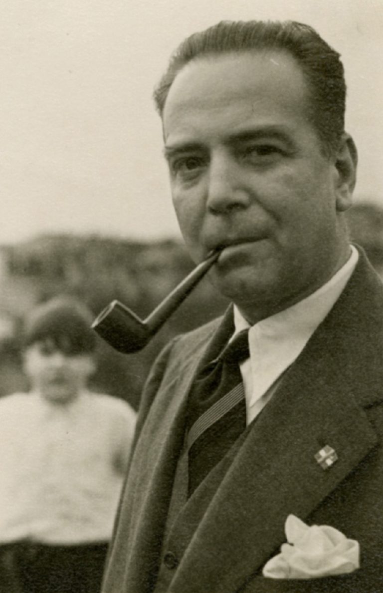 Mattioli Raffaele all'aperto ritratto con pipa , 1937. Fotografia di Antonello Gerbi. Archivio Storico Intesa Sanpaolo