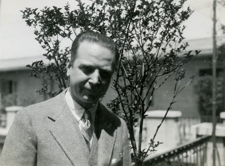 Mattioli Raffaele sulla terrazza della sede Comit di piazza della Scala a Milano , 15 maggio 1932. Fotografia di Antonello Gerbi. Archivio Storico Intesa Sanpaolo