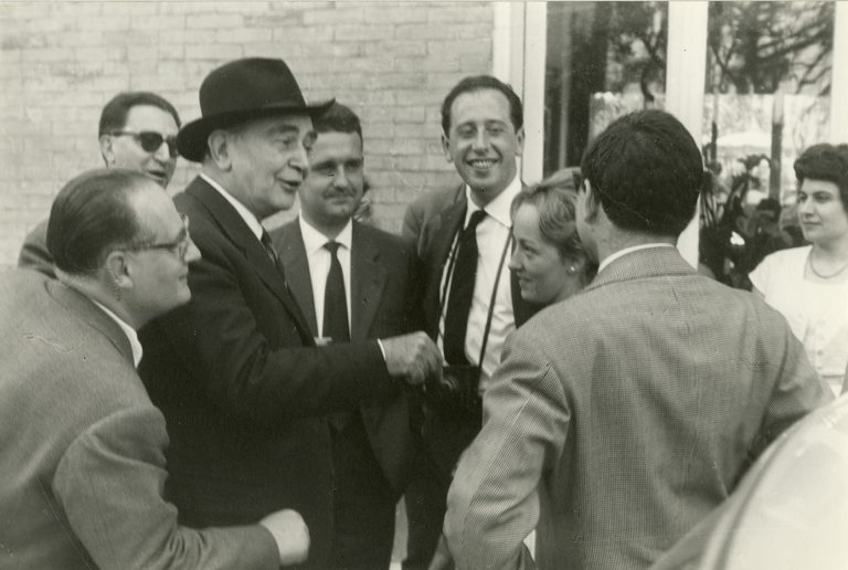 Raffaele Mattioli a Paestum, 1960. Archivio Storico Intesa Sanpaolo
