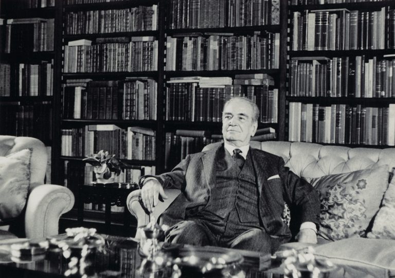 Raffaele Mattioli in biblioteca, 1961. Archivio Storico Intesa Sanpaolo