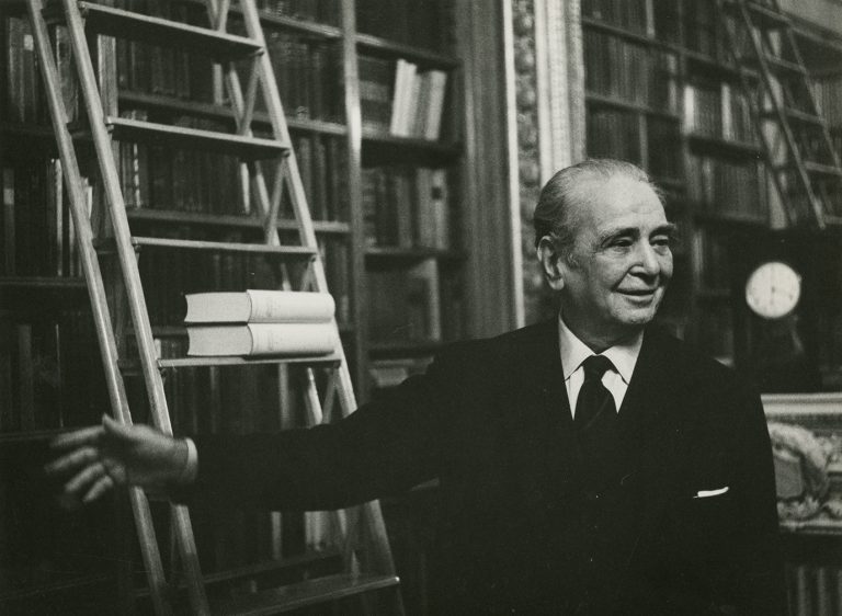 Raffaele Mattioli in libreria, 1969. Archivio Storico Intesa Sanpaolo
